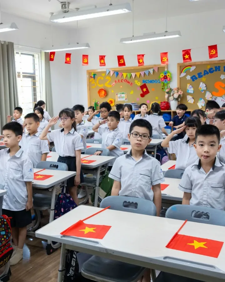 Giáo viên và nhân viên tại trung tâm